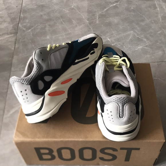 Yeezy Boost 700 - Picture 4 of 6